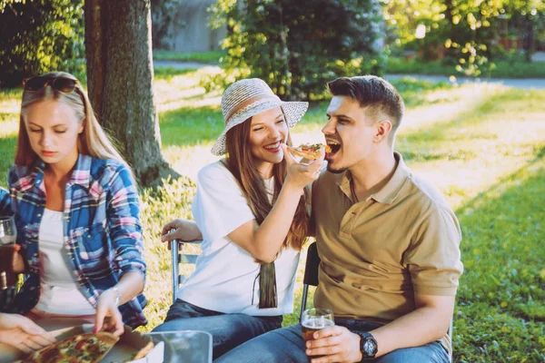 Veselá Kavkazské Přátel Piknik Parku Usmíval Mluví — Stock fotografie