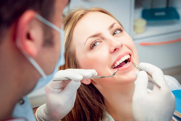 Young Log Kvinna Tandläkarens Medicinsk Utrustning — Stockfoto