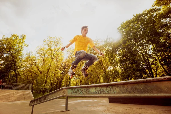 Unga Roller Gör Tricks Skatepark — Stockfoto