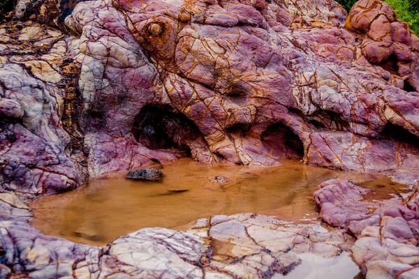 Rochas Cor Rosa Com Rachaduras Água Laranja — Fotografia de Stock