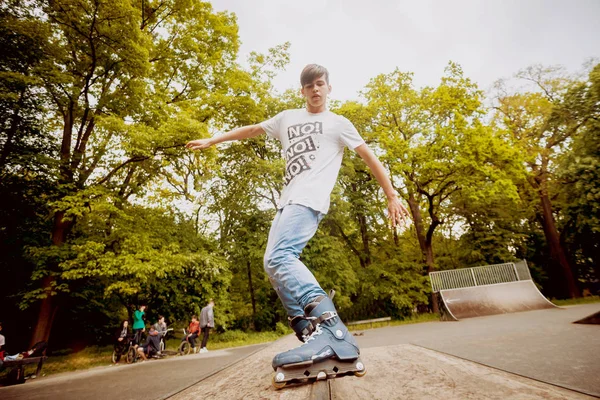 Fiatal Roller Gyakorló Trükkök Skatepark — Stock Fotó