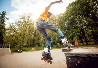 Genç silindir skatepark hileler yapıyor