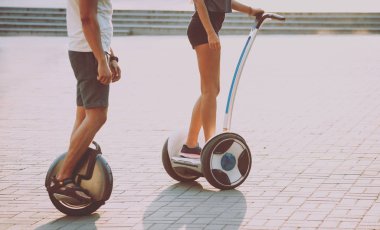 Genç çift Segways Park at binme.