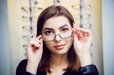 Gözlük optik mağaza ile genç kız