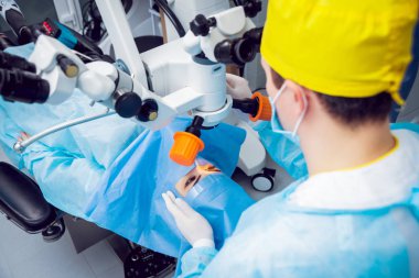 Genç kadın görüşünü göz doktoru ile kontrol. Tıbbi donatımı.