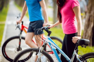 Genç çift yeşil Bisiklet lane güneşli bir günde Bisiklete binme