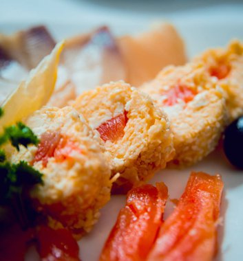 Rulo ve balık beyaz plaka üzerinde dilim.