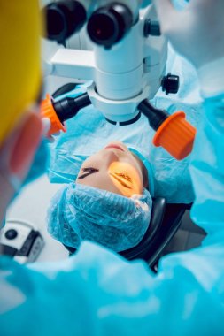 Genç kadın görüşünü göz doktoru ile kontrol. Tıbbi donatımı.