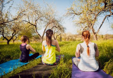 Pratik Yoga Park üç genç kız