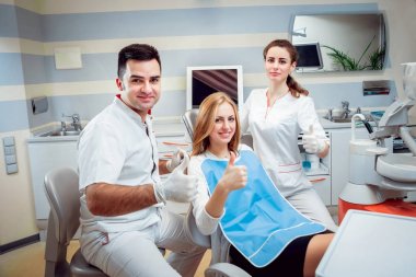 Beyaz olan kadın doktorlar diş ofisinde. Tıbbi donatımı.