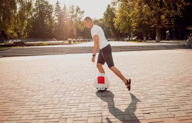 Genç kişini Solowheel Şehir Parkı