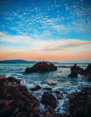 Dağlar ve deniz güzel görünüm. Arka plan