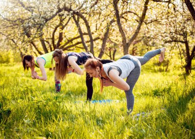 Pratik Yoga Park üç genç kız