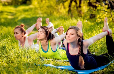 Pratik Yoga Park üç genç kız