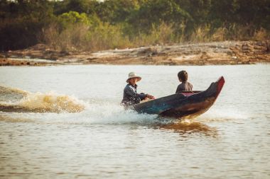 Kamboçya. Siem Reap - Mart 16/2016: Görünüm nehrin Tonlesap.