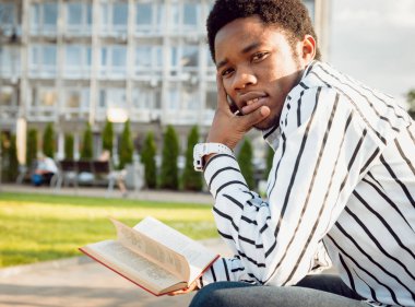 Afrika delikanlı okuma kitabı Şehir Parkı