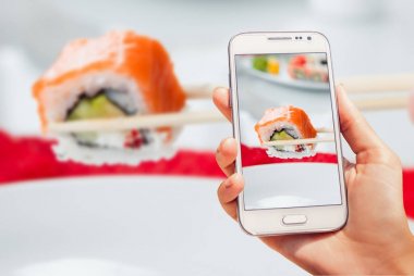 Suşi bir plaka üzerinde. Kafede