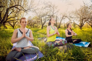 Pratik Yoga Park üç genç kız