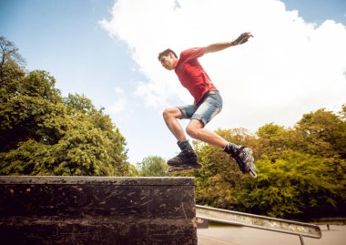Genç silindir skatepark hileler yapıyor