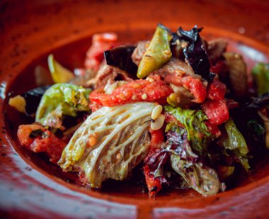 plaka üzerinde ızgara sebze salatası