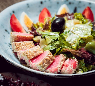 et ve sebze ile sıcak salata