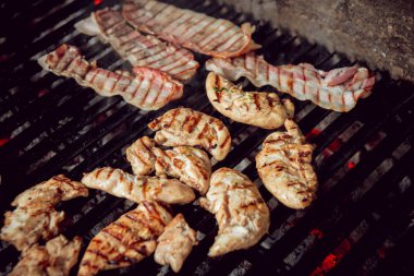 Izgara tavuk göğsü ve bakon