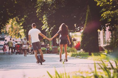Genç çift Segways Park at binme.