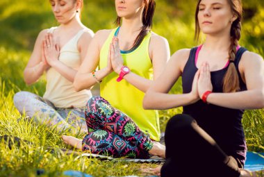 Pratik Yoga Park üç genç kız