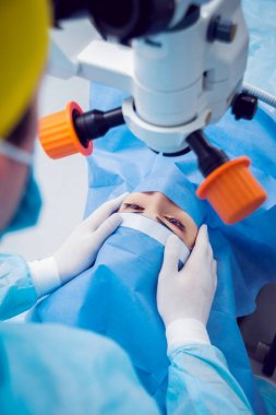 Genç kadın görüşünü göz doktoru ile kontrol. Tıbbi donatımı.
