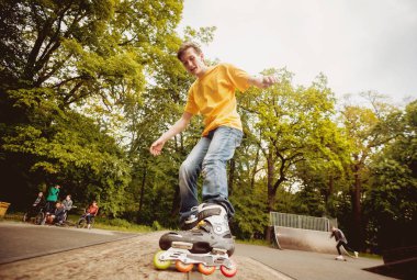 Genç silindir skatepark hileler yapıyor