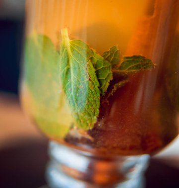 Taze nane ile sıcak bitkisel çay yakın