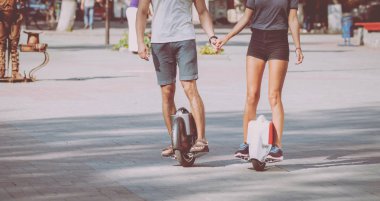 Şehir genelinde Segways sürme genç Çift