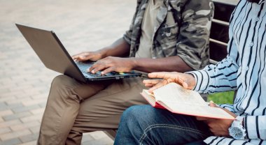 Afrikalı öğrenciler eğitim açık havada