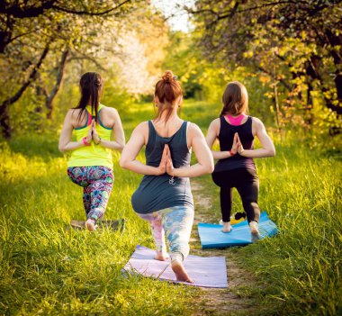 Pratik Yoga Park üç genç kız