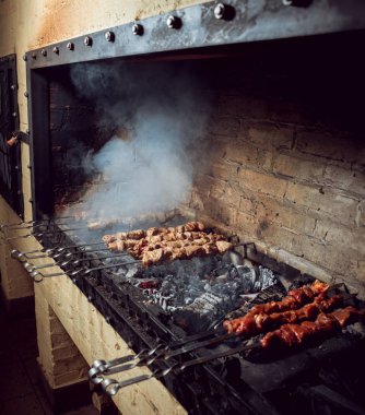 Şaşlık şiş üzerinde pişirme