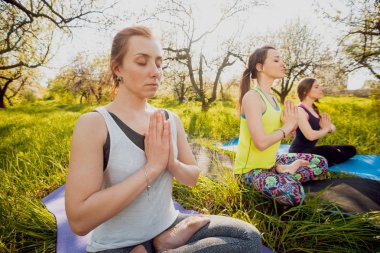 Pratik Yoga Park üç genç kız