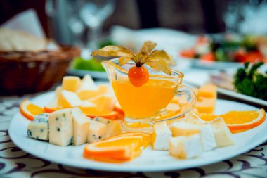 Peynir bir plaka üzerinde farklı çeşitleri.