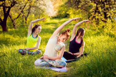 Pratik Yoga Park üç genç kız