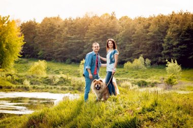 Parkta yürüyüş ve iyi vakit geçiriyorlardı onların köpek uyumak ile genç Çift