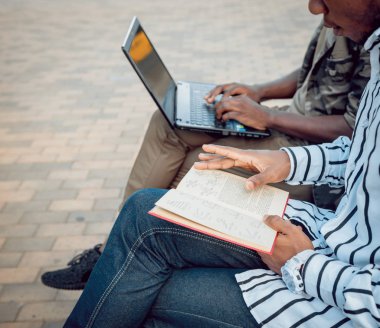 Afrikalı öğrenciler eğitim açık havada