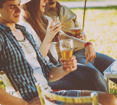 Parkta piknik neşeli Beyaz arkadaşlar. Gülümseyen ve söz.