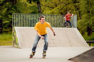 Genç silindir skatepark hileler yapıyor