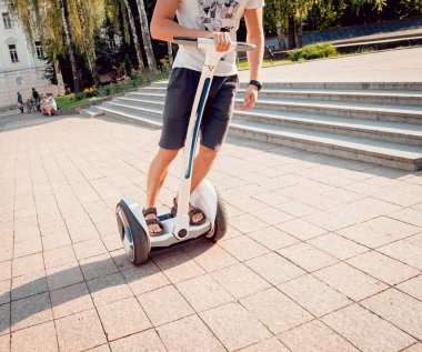 Beyaz delikanlı segway Şehir Parkı içinde sürme