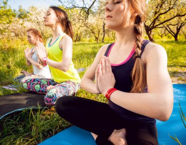 Pratik Yoga Park üç genç kız