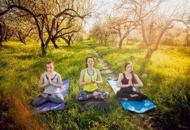 Pratik Yoga Park üç genç kız