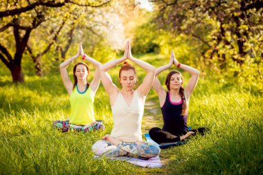 Pratik Yoga Park üç genç kız