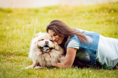 Onu köpek uyumak parkta yürüyüş ve iyi vakit geçiren genç esmer kızla