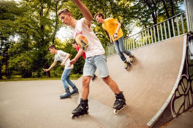 Rampa üzerinde dört genç Silindirler