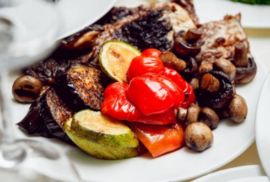 Izgara et beyaz tabakta vegetebles ile. Restoran.