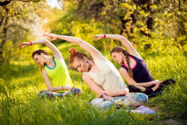 Pratik Yoga Park üç genç kız